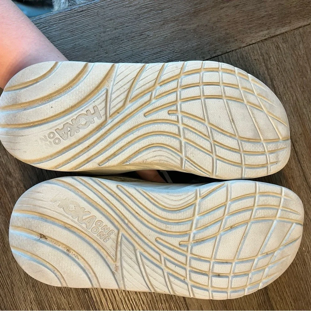 Men’s grey hoka flip flops
